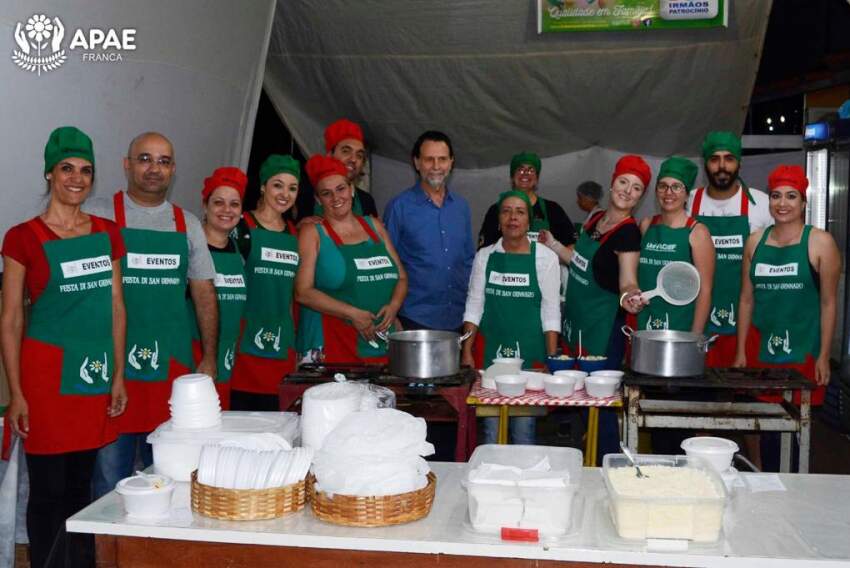 Presidente da Apae Franca, Agenor Gado, com parte da equipe de voluntários responsáveis pelas delícias da Festa de San Gennaro