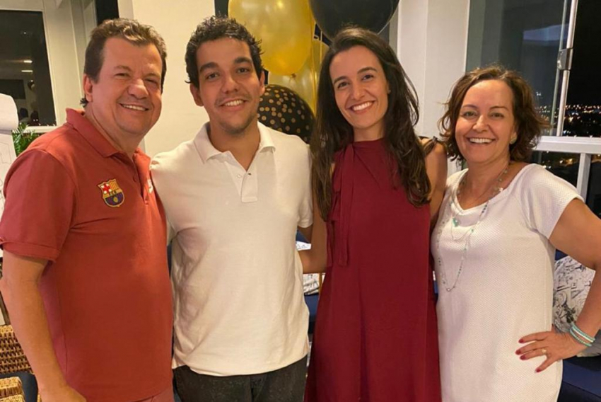 Eraldo Costa e Solange, com os filhos Guilherme e Stela, comemoram os 30 anos do Palácio das Ferramentas