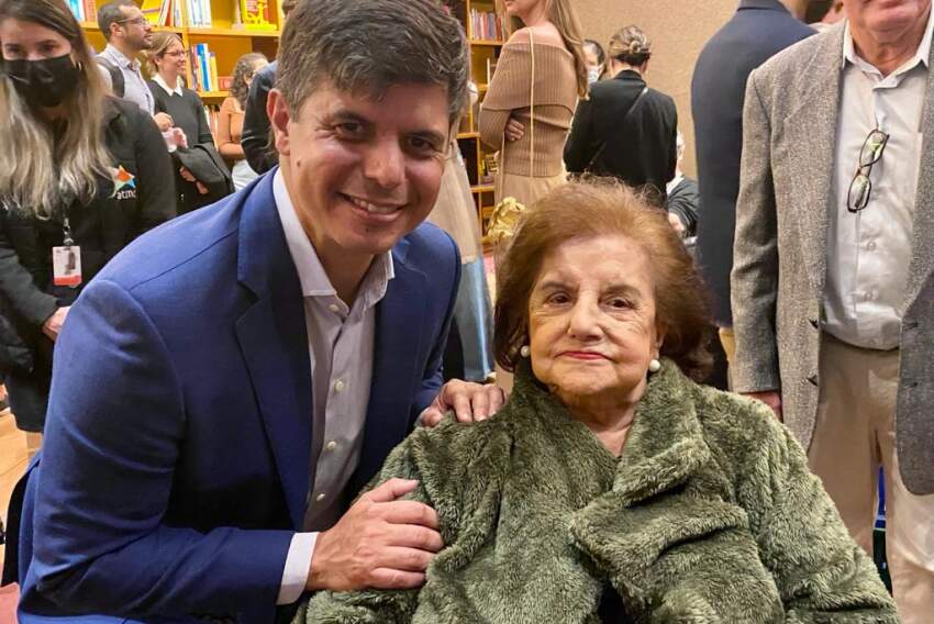 Luiza Trajano Donato é aniversariante da semana e recebe meu abraço especial. Na foto, posa com o sobrinho-neto Frederico Trajano, CEO do Magalu 