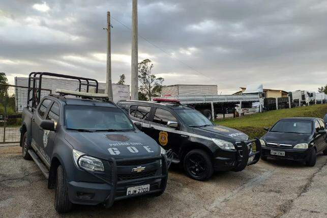 Viatura do Gaeco e da Polícia Civil