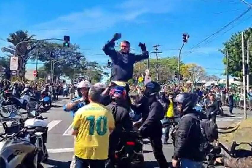 Bolsonaro levou Tarcísio na garupa durante o trajeto da motociata