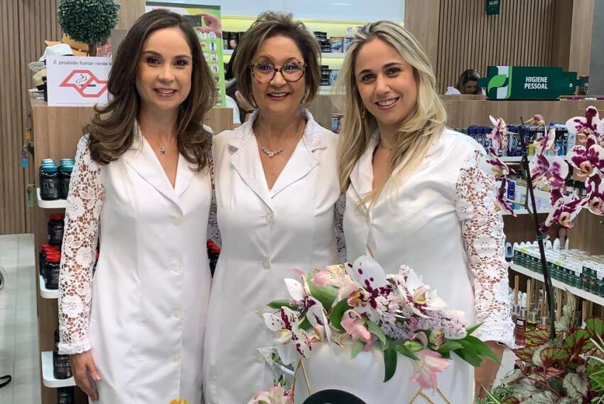 Elas estão em festa comemorando os 25 anos de Farmácia Cruzeiro. As farmacêuticas e diretoras Sandra Mara Meletti, Maruska e Mariana