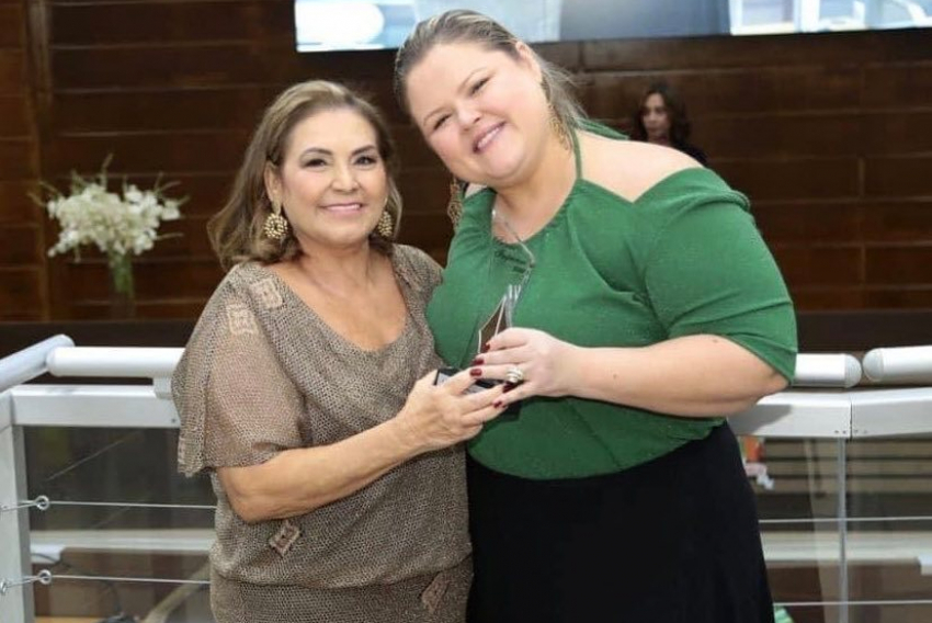 Empresaria Noedi Martins de Freitas foi patronesse do Prêmio Imprensa e entregou o troféu à Camila Marmol Pizzo, que realiza a Noite EP, dia 4/11