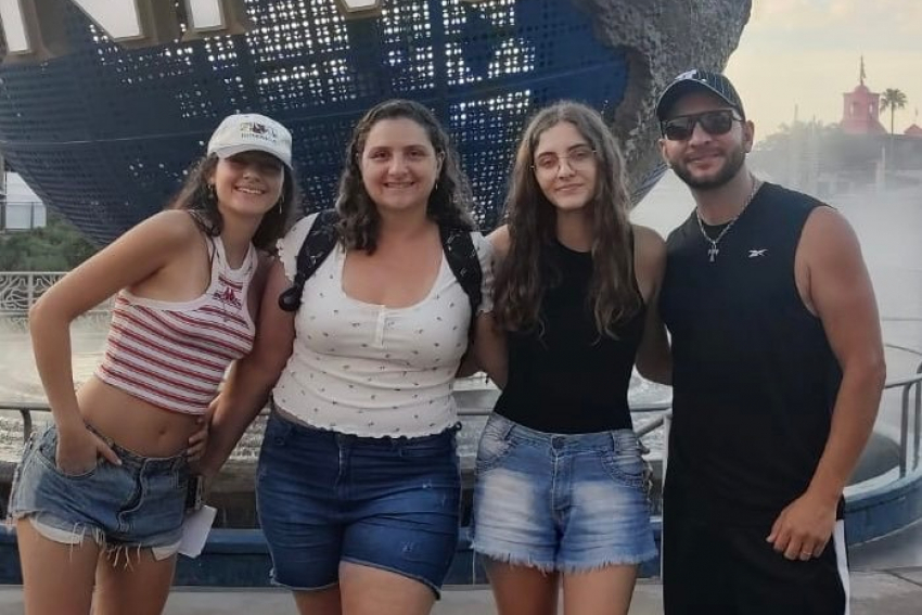 Aniversariante do dia 6 de outubtro, o empresário David Monteiro posa com a mulher Thatiana Barcala e as filhas lindas Bárbara e Manuela