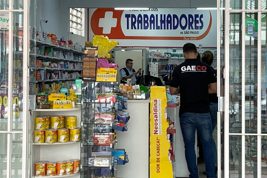 Servidores do MP e da Sefaz-SP em uma das farmácias investigadas