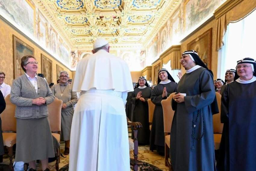 Sumo Pontífice reunido com Irmãs de Santa Brígida e missionárias combonianas