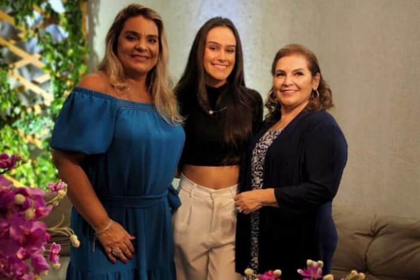 Em clique especial, a aniversariante Isa Peixoto e Castro rodeada pelo amor da mãe, Fernanda Peixoto e Castro, e da avó, Noedi Martins de Freitas