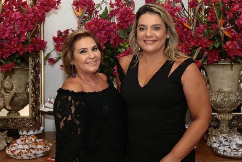 Com a filha Fernanda Peixoto na foto, a empresária Noedi Martins, que está em ritmo de mudança da Med Clin