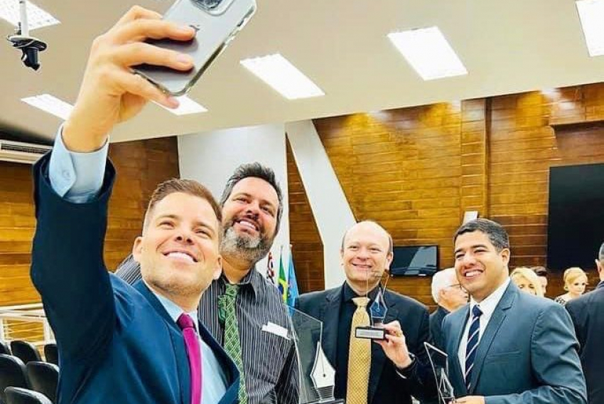 Momento de descontração; Tiago Valentin (apresentador do PI 2022), com Rodrigo Vilaça, Marcelo Dantas e Guilherme Gonçalves, da TV Record Interior SP