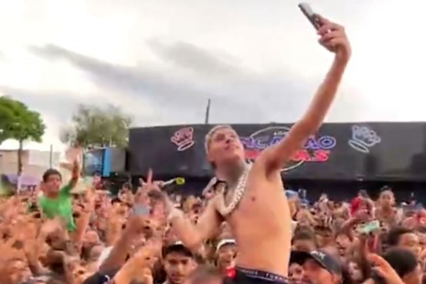 Cantor distribuiu notas de dinheiro para a população