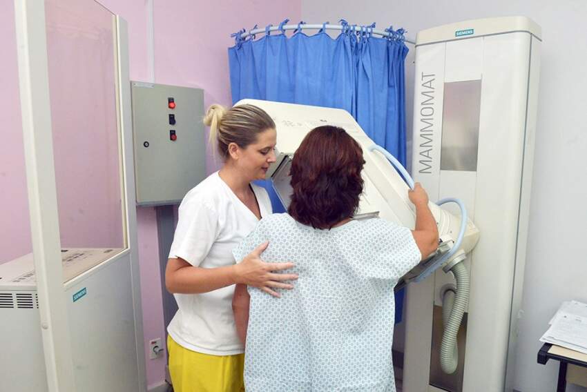 Mulher faz mamografia no ‘Corujão da Saúde’ do Estado, no Vale do Paraíba