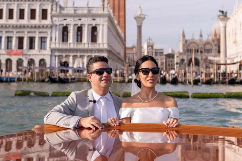 Registro especial do casal após a união em Veneza. Renata Caparroz e Wanderson Cristian em clima de romance