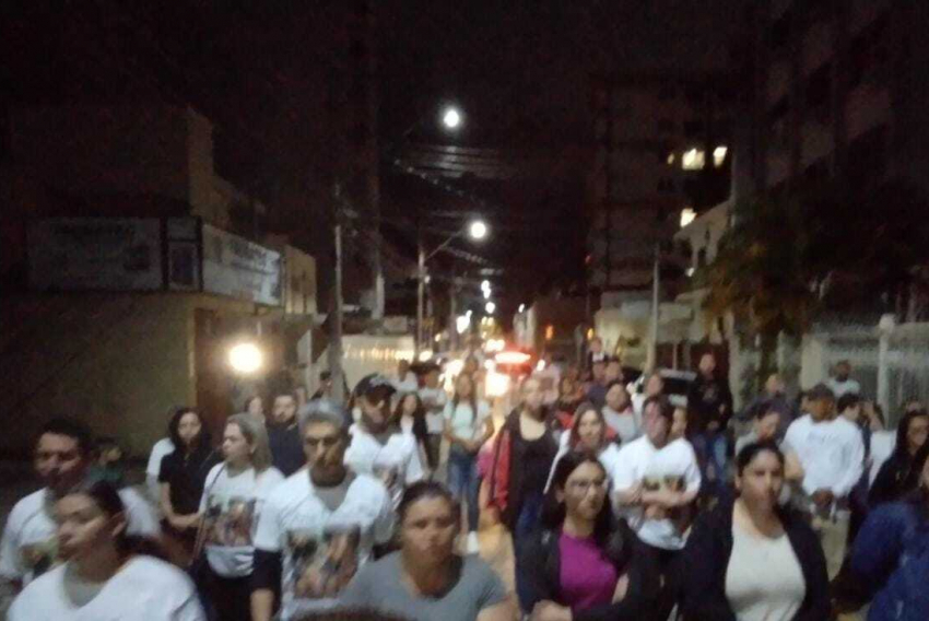 Passeata ocorre durante a noite