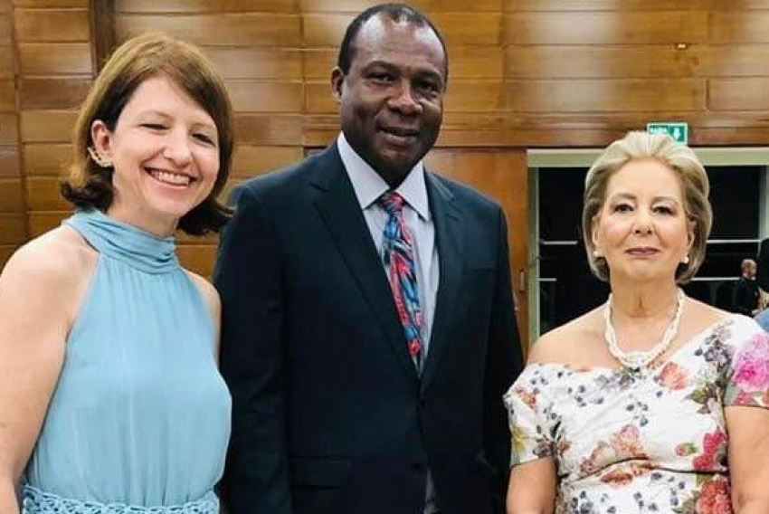 A principal homenageada do Prêmio Imprensa 2022, Sonia Machiavelli, com José Lourenço Alves (presidente da AFL) e a esposa Regina Laisner