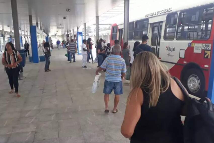 Movimentação de usuários no Terminal Campo Grande na manhã deste sábado (15): primeiro dia de operação do espaço