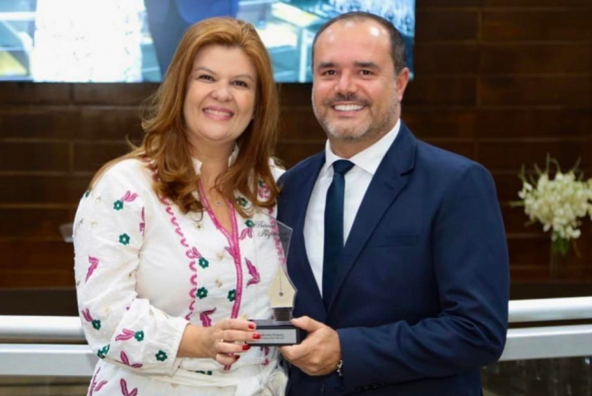 Primeira-dama de Franca, Cynthia Milhim, representou o marido, o prefeito Alexandre Ferreira, no PI 2022 e premiou o colunista Anderson Pinheiro