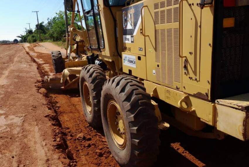 Motoniveladora utilizada em serviços nas vias rurais