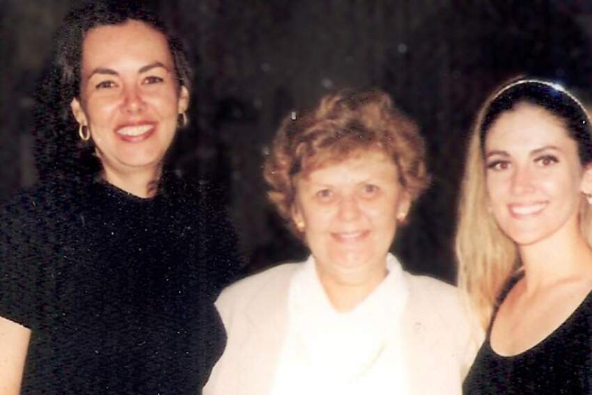 Mãe Erna Abdala (ao centro) e filhas Dalila (nat é dia 7 de outubro) e Lucila