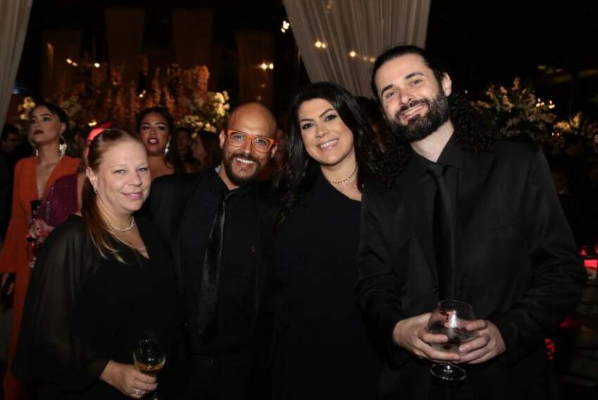 Laís do Filippo de Mello e Mariana Benedetti Sandoval (aniversariante do dia 17 de novembro) com Júnior Assunção e Jouviã Magno