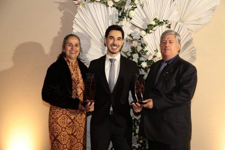 Carlos Corrêa e Marli homenageando o jovem talento do mercado financeiro internacional e diretor de marketing do Rafa’s Super Varejão, João Victor Patrocínio