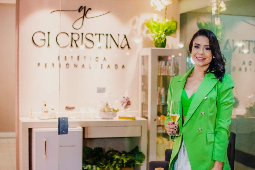 Na foto, temos a proprietária Gi Cristina, no coquetel de inauguração. 
