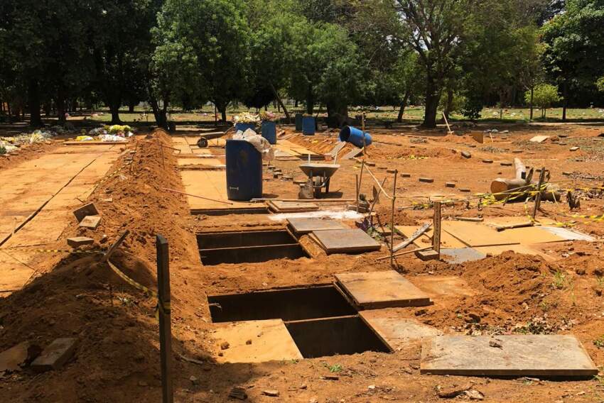 Quadra 34 do Cemitério dos Amarais aberta para a exumação de restos morrais.