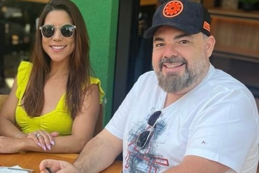 Ronaldo Camargo, o Mokinha, neste flash com a prima Juliana Camargo (famosa podóloga), agita o bar da Copa em Franca