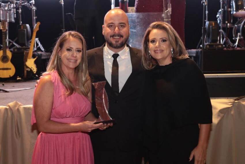 Sílvia, Rachel e Guilherme receberam emocionados o troféu em homenagem à diva da comunicação francana Sônia Menezes Pizzo, a Patrícia