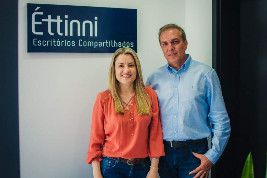 Na foto, temos Daniela Lambertini e Adolfo Santini, CEO da empresa. 
