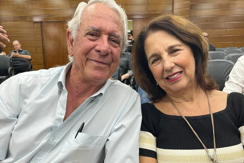 Ismael Rubens Merlino posou para este flash especial ao lado de sua mulher, Anita Brigagão do Couto Merlino