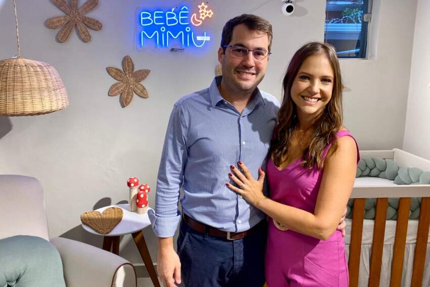 A empresária Renata Lyra Franco da Rocha abriu as portas de sua linda loja de móveis e decoração para crianças e recebeu convidados lado do marido Davi 