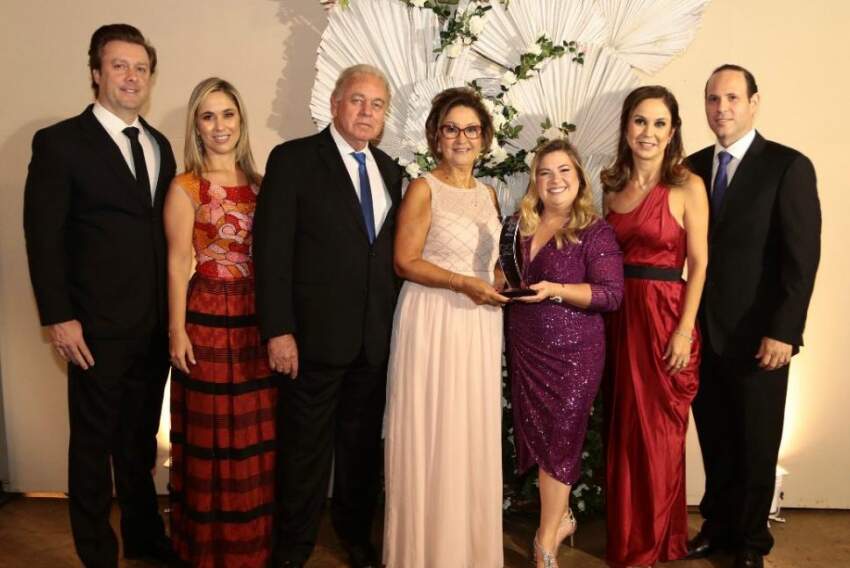 Sandra Mara Meletti, Maruska e Mariana com os maridos Marcelo, Tarley e Tiago, respectivamente, recebem o troféu EP de Isa Rossato, do Colégio Toulouse-Lautrec