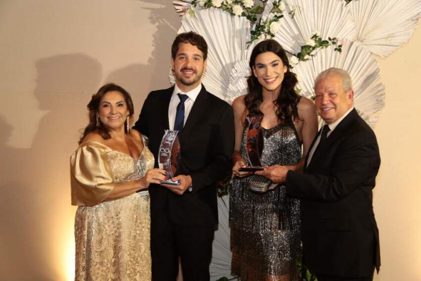  Casal de patronos Noedi e Samuel Freitas, diretores Med Clin, com os homenageados destaques na medicina Rafael Lyra ne sua esposa Carolina Esgalha 