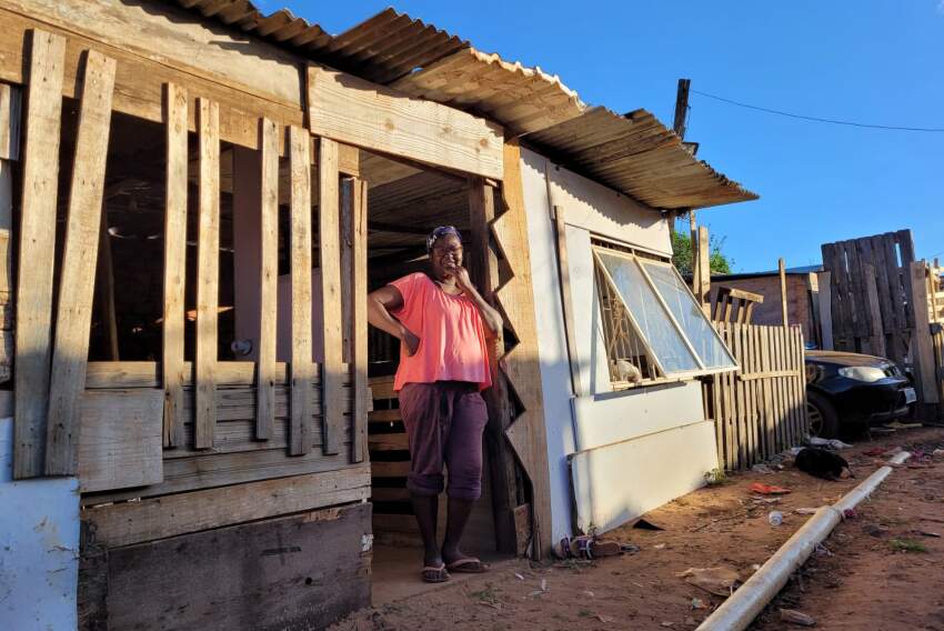 Dona Rose pegou madeiras pela rua e até janela do lixo para construir sala de estudos, que tem estimulado crianças e jovens do Piquete 1