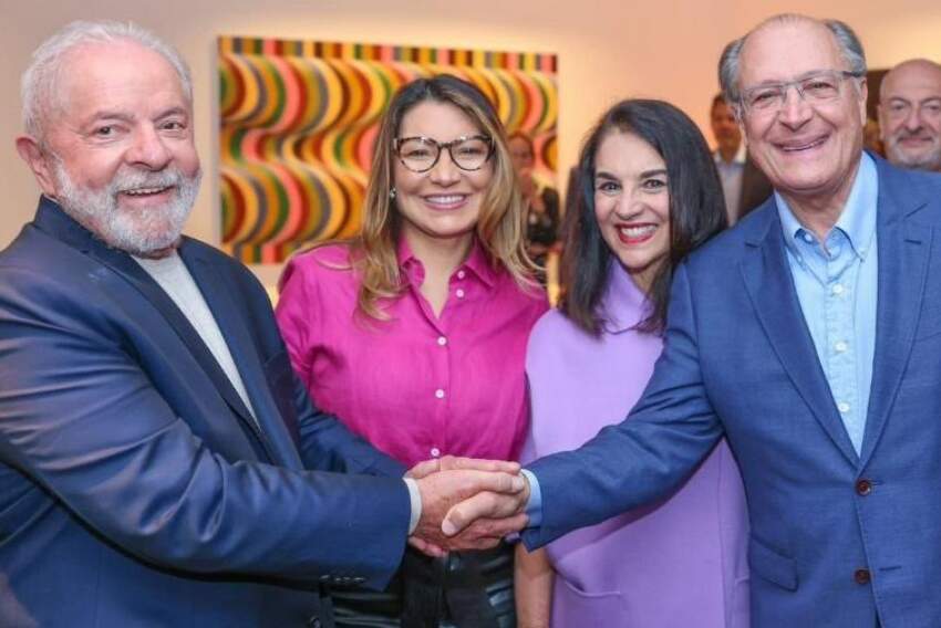 Os casais Lula e Janja e Alckmin e Lu no aniversário do vice-presidente eleito, na casa de Gabriel Chalita