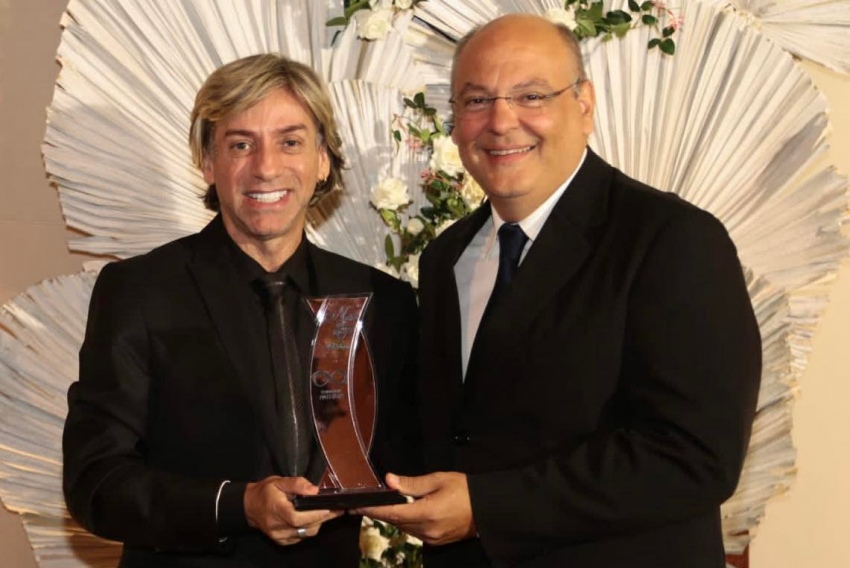 Na 48ª Noite EP, que Camila Marmol Pizzo realizou, este colunista recebeu o troféu das mãos do prefeito de Franca, Alexandre Ferreira