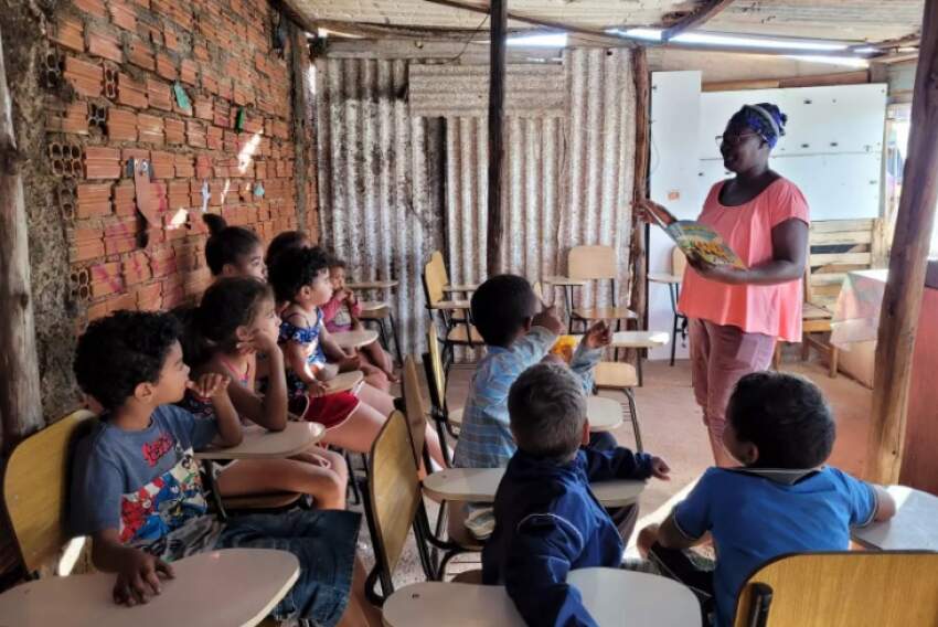 Com materiais recolhidos em andanças pelas ruas de Bauru e doações, Rosemeire Pedro construiu sala de estudos para crianças do Piquete 1 não ficarem pelas ruas 