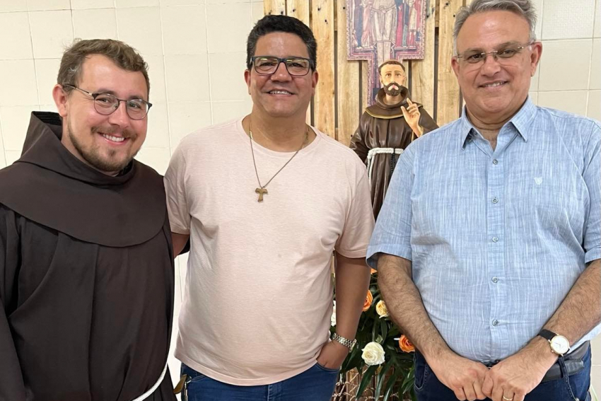 Com os confrades Frei Eduardo Schiehl e Frei Fernando Santos, Mons. José Geraldo Segantin, em click especial