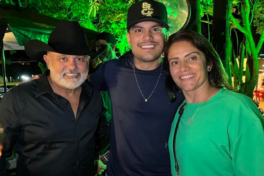 O cantor João Neves, em click especial com seus pais Rionegro (da dupla com Solimões) e Regiane Neves