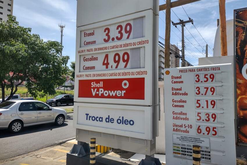 Em alguns postos de combustíveis do município, litro da gasolina já é encontrado a R$ 4,99