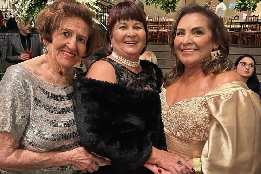 Amigas, unidas e queridas, em prestigiado evento social: Horaide Ferreira Martins, Rosinha Aylon e Noedi Martins de Freitas