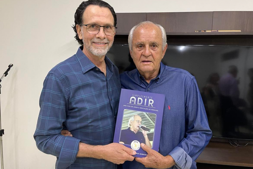 Presidente da Apae de Franca, Agenor Gado, recebendo de Adir Leonel do Carmo seu livro, lançado dia desses