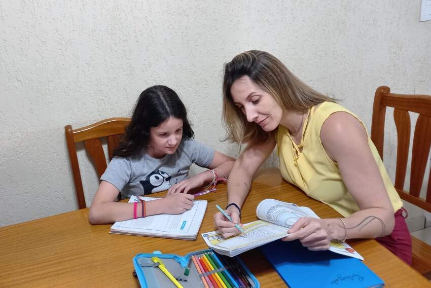A advogada Simone Silveira com a filha, que estuda em uma escola na qual o aumento será de 10%