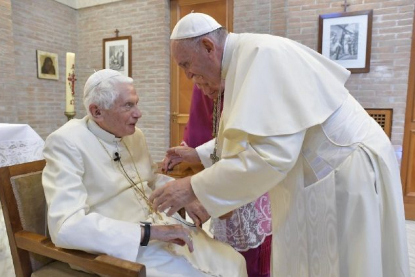 Papa Francisco homenageia Bento 16 e destaca bondade de antecessor