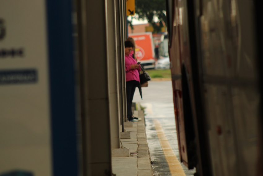 Esperar ônibus em Campinas é um exercício de paciência -- que muita gente já cansou de fazer
