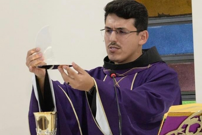 Frei Alef Pavini no momento em que consagrava a Eucaristia em sua primeira missa na Paróquia São Judas Tadeu