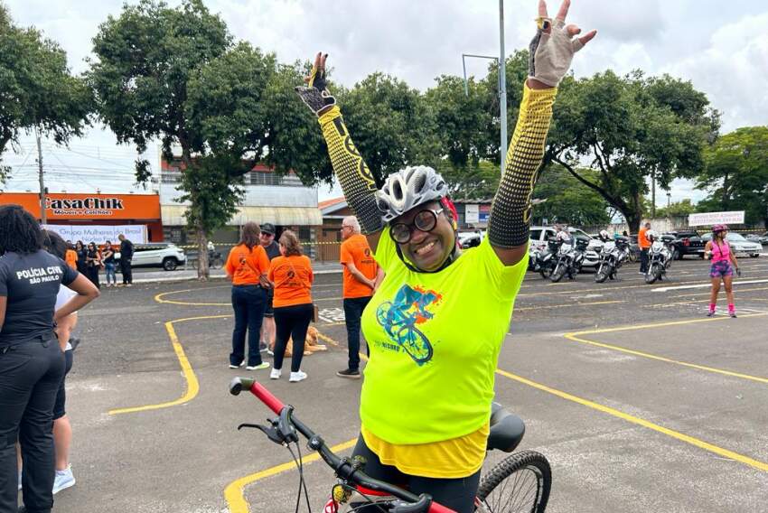 Ela é ativista, poetisa, criadora de conteúdo digital e apaixonada por pedalar. Foi uma das participantes do Pedala Record e estava feliz da vida 