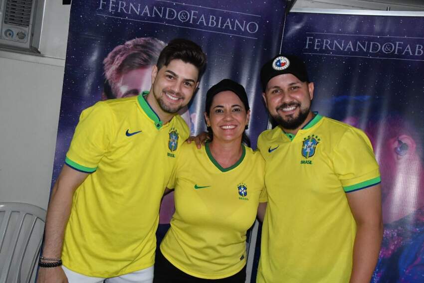 Fernanda Rodrigues, com Fernando e Fabiano Hernandes   