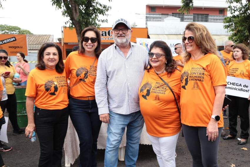 Dora Bittar e Eliane Querino, coordenadoras do Grupo Mulheres do Brasil Franca, com o fotógrafo José de Souza Andrade, Luiza Helena Trajano e Silvia Bittar