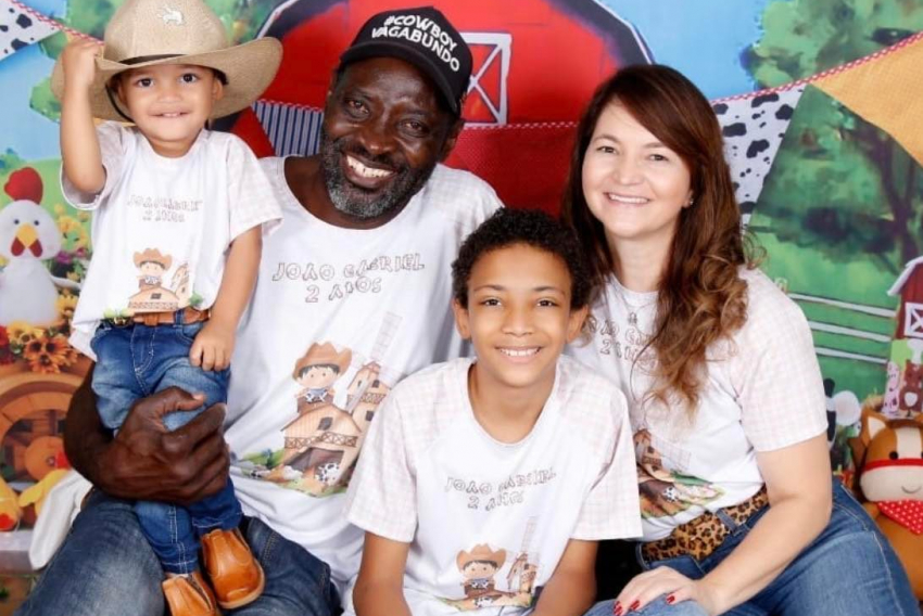 Angélica Miranda Vargas com o marido, José Vargas, e os filhos, José Victor e João Gabriel